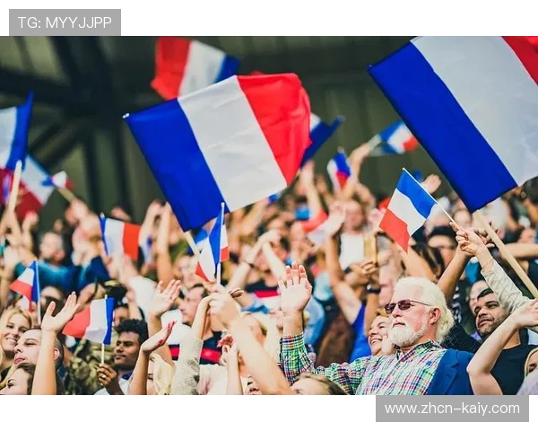 巴黎球迷客场助威声势浩大,高唱队歌鼓舞球队